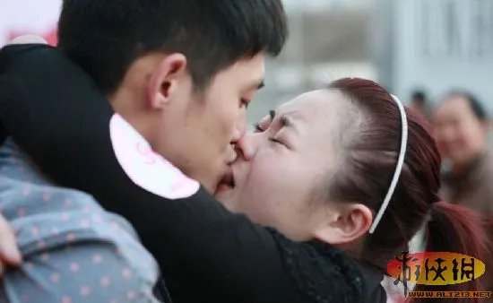 “接吻”马拉松？合肥上演接吻大赛多人晕倒