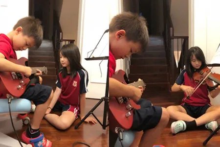 叶一茜晒练琴照 俩孩子低头弹奏十分认真