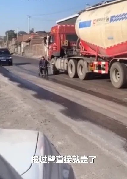 老人坐轮椅马路上拦货车要钱 当地工作人员:没法处理