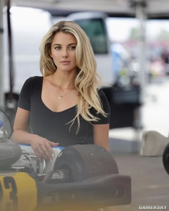 95后火辣美女赛车手 绝妙身材堪比车模