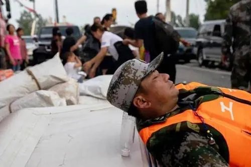 “高难度睡姿”抗洪战士走红网络，他还有哪些感人故事？