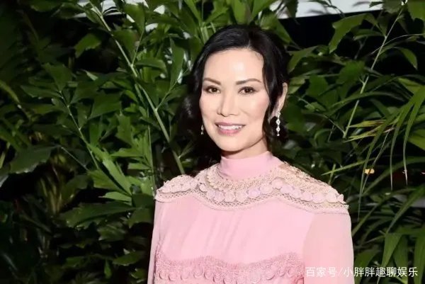 嫁豪门，恋上小鲜肉，52岁的邓文迪过得怎么样？