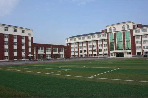 山西一中学学生吃肉饼腹泻发烧，学校是否需要承担责任？