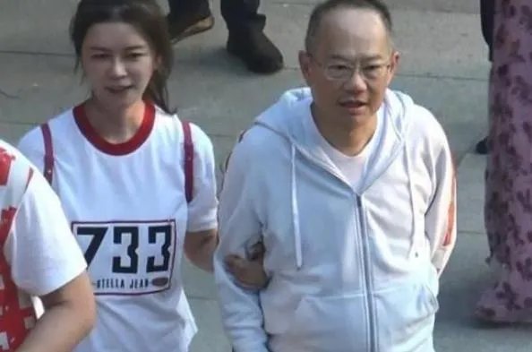 于文凤年轻时候的照片 她现在结婚了吗