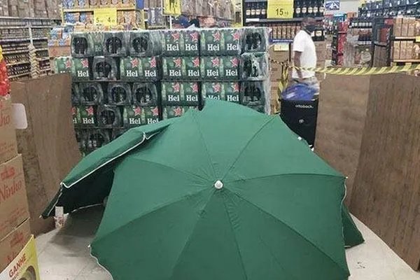 家乐福员工猝死，为何仅仅是用伞遮住继续营业？