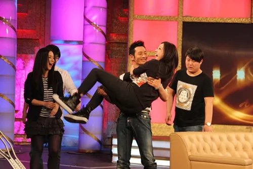 鲁豫有约赵薇黄晓明 现场大玩公主抱不避嫌