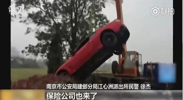 南京女司机开车玩手机，百万玛莎拉蒂进水塘报废，你怎么看？