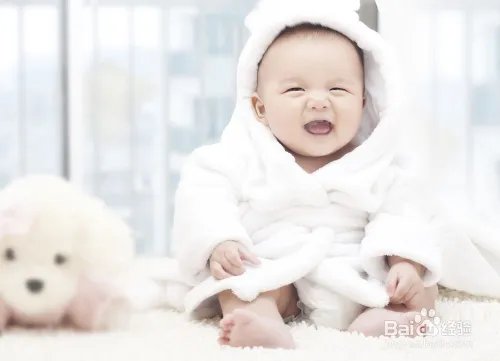 辣妈张梓琳抱女儿庆生 带娃新方式亮了