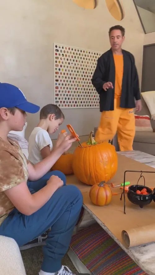 小罗伯特唐尼为新剧剃光头 孩子将其装扮成“南瓜头”