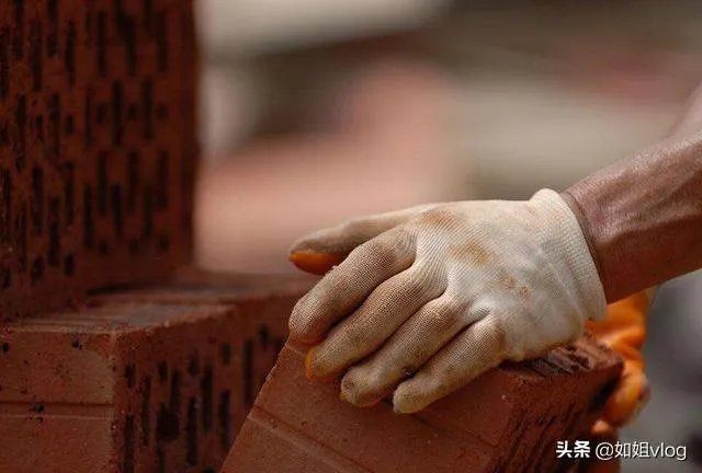 夫妻站在一起就怕人看见，嫌丑的女人是什么心态？