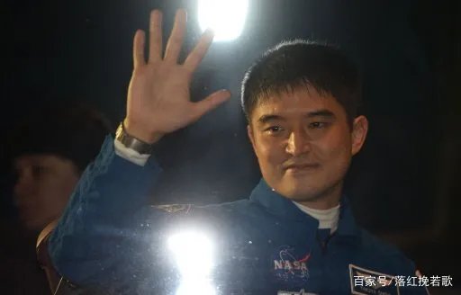 神舟十二号宇航员成功着陆后，为什么有一人是坐飞机离开的？