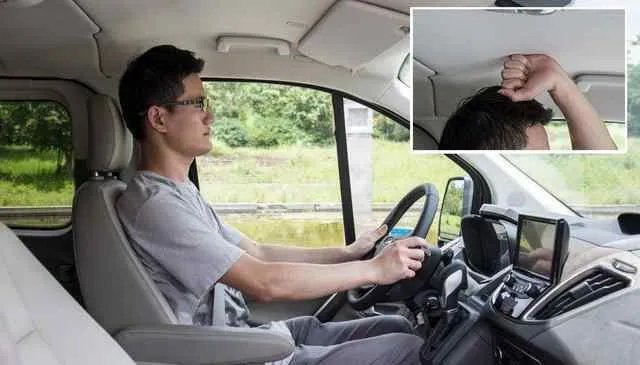 学开车怎样才能知道车身正不正？