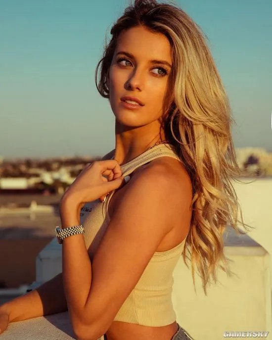 95后火辣美女赛车手 绝妙身材堪比车模