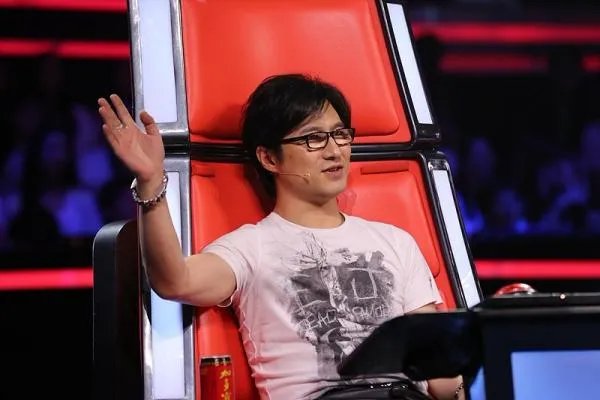 《中国好声音》邢晗铭夺冠被吐槽，助唱的周深成为当晚最大的惊喜？