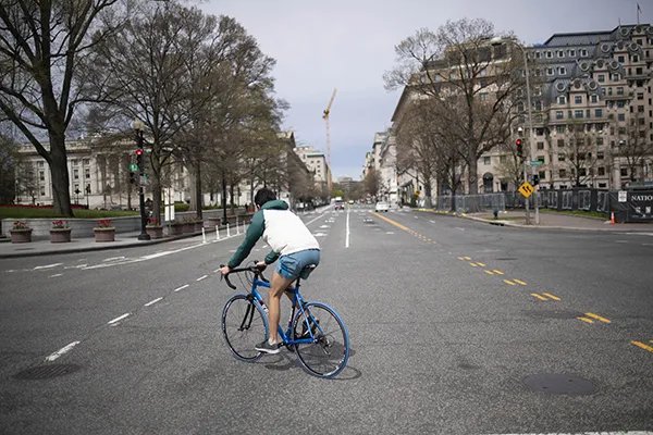 美国成首个连续两天新增确诊病例破万国家，美国的疫情为何会不受控制？