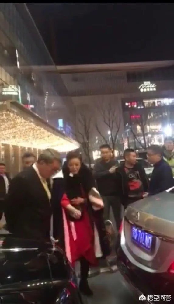 迈巴赫撞到劳斯莱斯后两人互递名片，说明了什么社会现象？