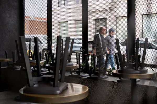 美国成首个连续两天新增确诊病例破万国家，美国的疫情为何会不受控制？