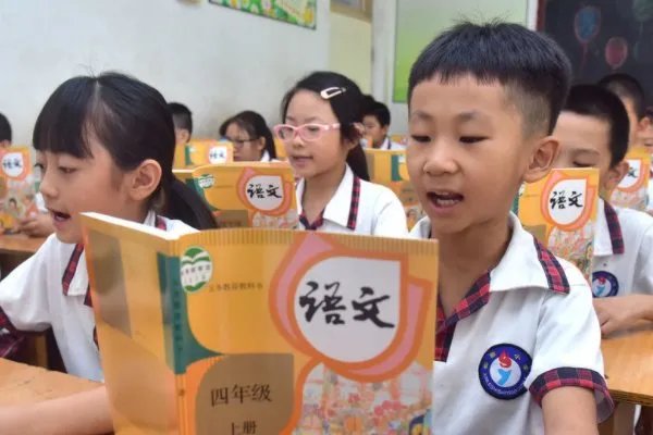 花牛在草地里走小尾巴甩的滴溜溜，这是什么句？仿写两句。