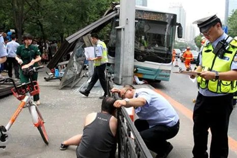 沈阳公交车冲上站台伤亡如何？