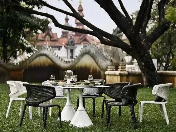 他把家具拍成了时尚大片的格调，香格里拉、四季等国际酒店都是它的忠实客户