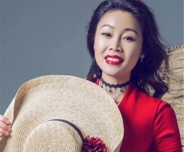 有人说电视上看不见“草帽姐”了，她的近况怎么样？