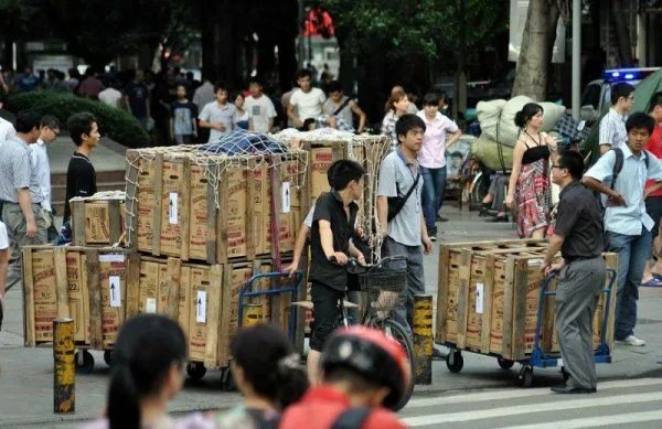 华强北陈金陵：曾是亿万富翁破产后，老婆卷款离去，如今沦落街头吗？