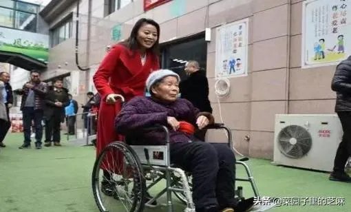 有人说电视上看不见“草帽姐”了，她的近况怎么样？