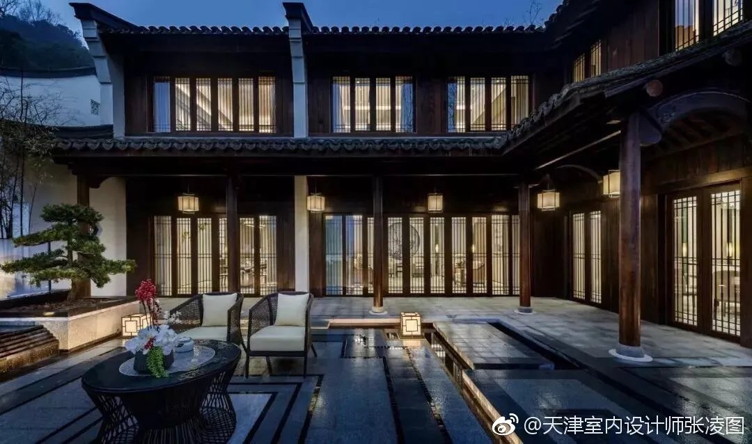 “留连戏蝶时时舞，自在娇莺恰恰啼。“唐朝诗人杜甫一首《江畔独...