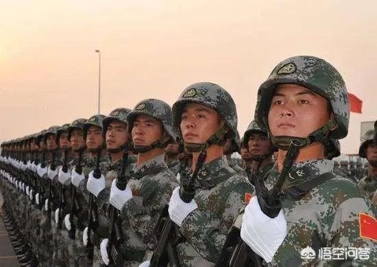 我儿子今年高考，成绩上不了本科，是去当兵好，还是报个大专学校再去当兵好？