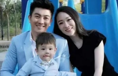 霍思燕儿子嗯哼长大了，单眼皮变成双眼皮，颜值爆表，你觉得帅吗？