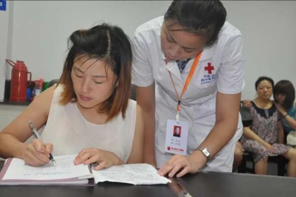 武汉21岁女孩去世前指眼睛想捐角膜，你如何评价这位女孩的行为？