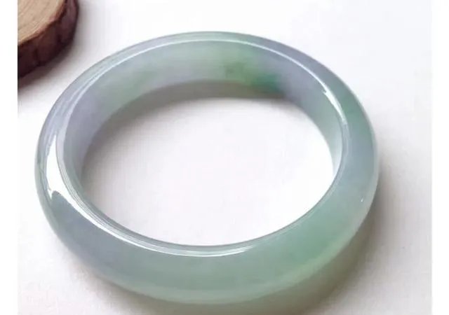 游客手滑摔断售价30万玉镯当场吓晕，人们为什么要买玉镯？