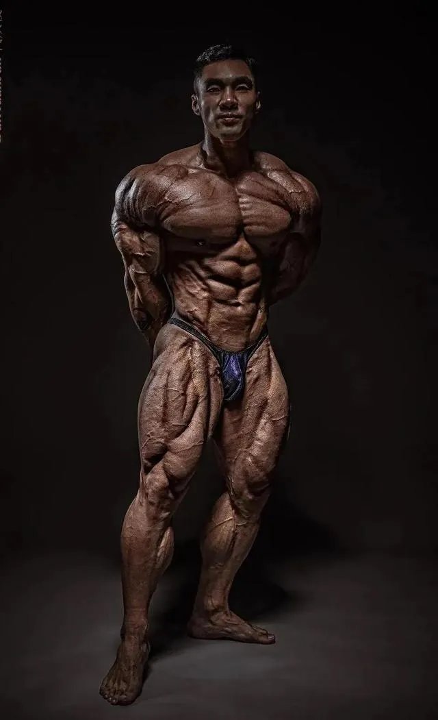 南拳妈妈组合中，39岁张杰参加健美比赛，体脂低至8%，这肌肉是认真的吗？