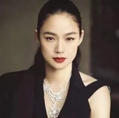 姜文这么骄傲的人，为什么会被老婆周韵“拿”得死死的？