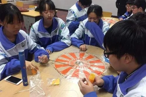 无论学校教育还是家庭教育，为何都不能过于注重分数？