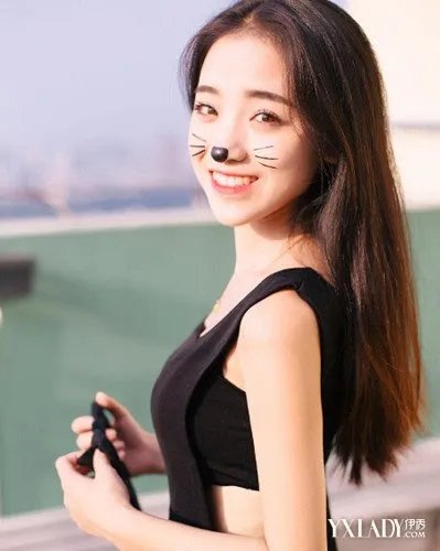 一字马校花李雪新照曝光粗平一字眉俏皮可爱