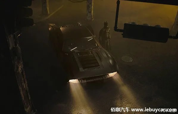新版《蝙蝠侠》首次公开蝙蝠车造型 复古科技感十足