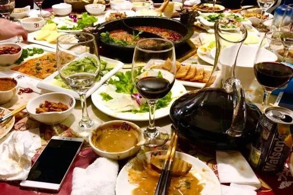 因妻子同学聚会怀疑出轨将其棍杀，为何同学聚会让人如此反感？