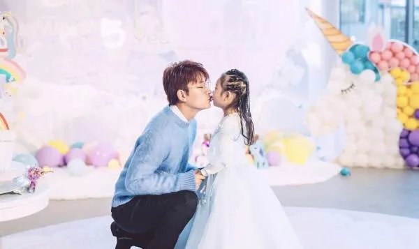 贾乃亮晒合照祝甜馨生日快乐，为什么合照中只有父女俩？