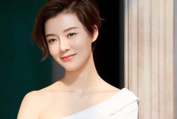 网友笑称刘涛与车晓同框的时候，网友说一个像村姑一个像贵妇，该如何看？