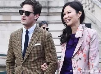 嫁豪门，恋上小鲜肉，52岁的邓文迪过得怎么样？