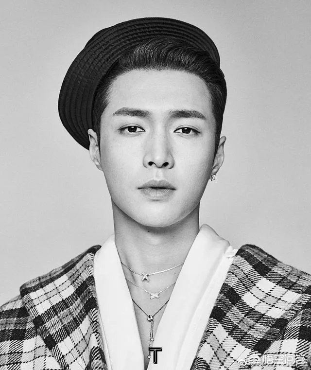 梳起大背头的张艺兴你喜欢他这个造型吗？
