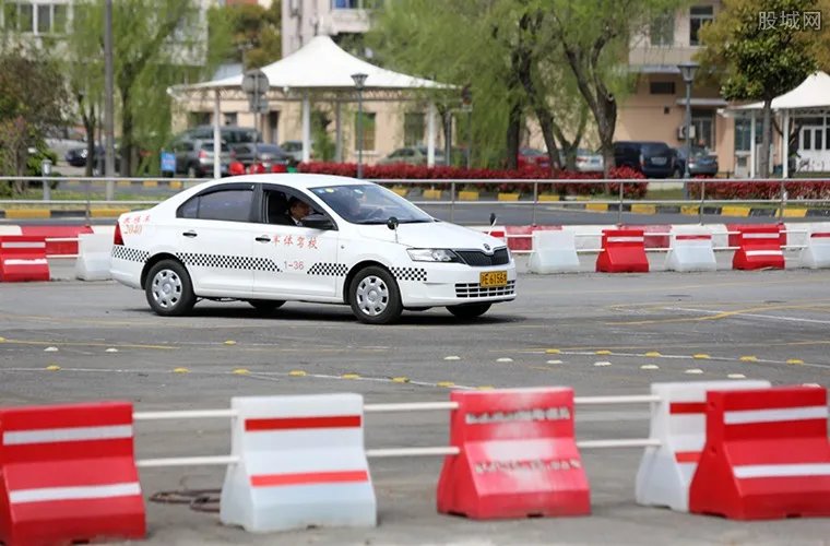 驾考没过哭晕考场 科目二补考费多少钱