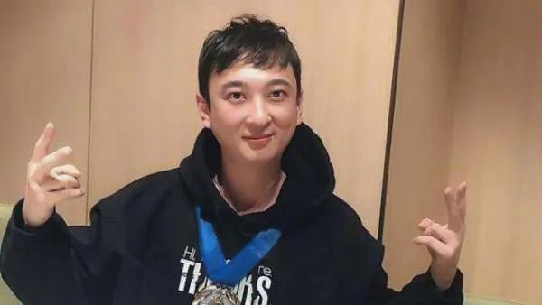 王思聪怒撕奶茶妹妹，刘强东霸气反击，究竟发生了什么？