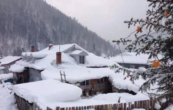 丽江玉龙雪山8月飘雪，为什么高山容易常年下雪？