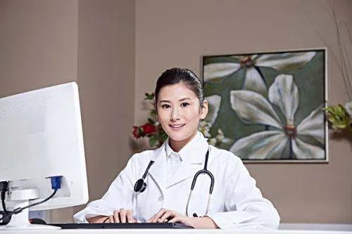 23岁医学生跪地边哭边救人，医生到底有多辛苦？