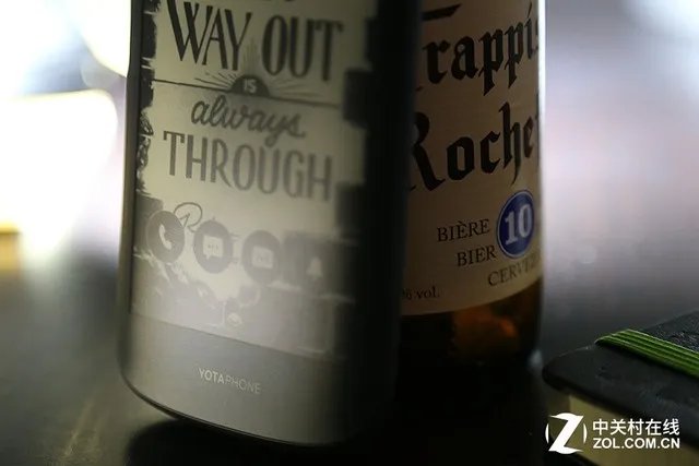 找回黑白年代 墨水屏手机YotaPhone2体验