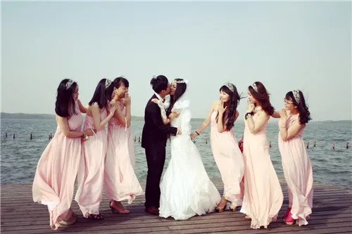 伴娘找几个合适    婚礼伴娘需要做什么
