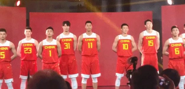 中国男篮世界杯战袍出炉，13人亮相谁最有可能无缘大名单？