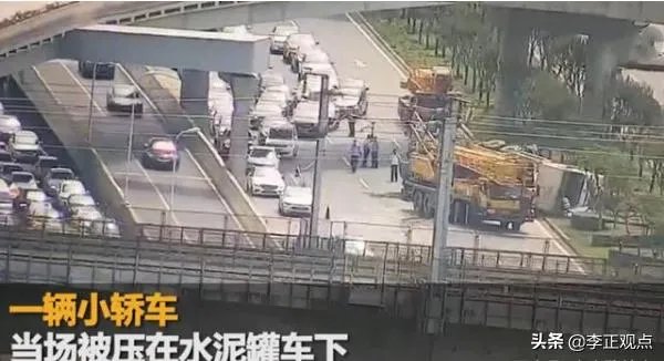 成都一私家车被罐车侧翻压扁，司机从副驾驶自行爬出，怎么回事？